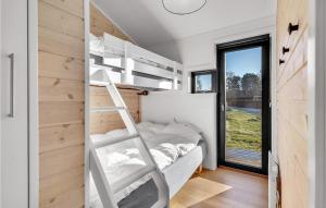 een kleine slaapkamer met een stapelbed en een ladder bij 4 Bedroom Cozy Home In Juelsminde in Juelsminde