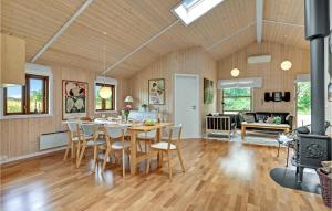 Ejstrup的住宿－3 Bedroom Awesome Home In Ejstrupholm，厨房以及带桌椅的起居室。