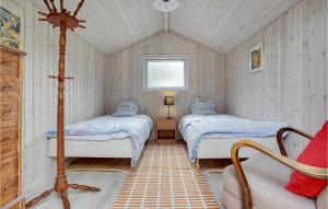 Habitación pequeña con 2 camas y silla en Awesome Home In Glesborg With Wifi en Glesborg