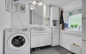 lavadero blanco con fregadero y lavadora en Beautiful Home In Glesborg With 3 Bedrooms And Wifi, en Glesborg
