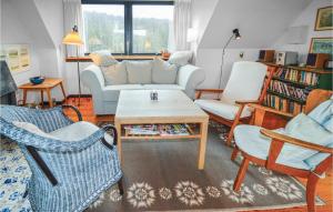 uma sala de estar com um sofá, cadeiras e uma mesa em Amazing Home In Askeby With Kitchen em Askeby