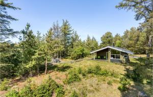 GrønhøjにあるBeautiful Home In Lkken With Saunaの家の景色を望む森の家