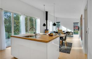 Köök või kööginurk majutusasutuses Amazing Home In Vig With Kitchen