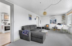 sala de estar con sofá y mesa en Cozy Home In Stubbekbing With Kitchen, en Stubbekøbing