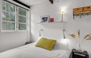 um quarto com uma cama com uma almofada amarela em Stunning Home In Aakirkeby With Wifi em Vester Sømarken
