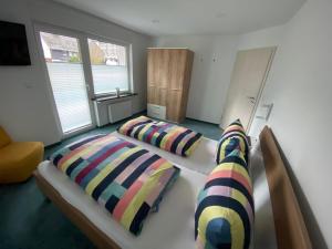 1 Schlafzimmer mit 2 Betten und 2 Fenstern in der Unterkunft Ferienwohnungen Mittendrin in Willingen