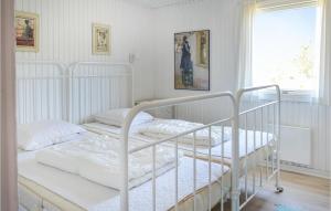 2 białe łóżka piętrowe w białej sypialni w obiekcie Stunning Home In lbk With Wifi w mieście Ålbæk