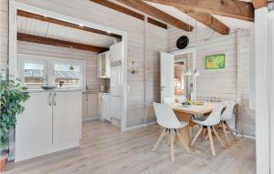 una cucina e una sala da pranzo con tavolo e sedie di Amazing Home In Bjert With Kitchen a Binderup Strand