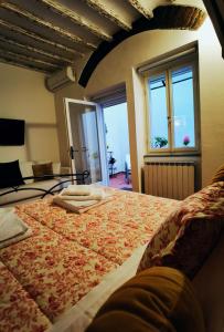 a large bed in a room with windows and a room with at Rjgal Apartment B&B in Florence