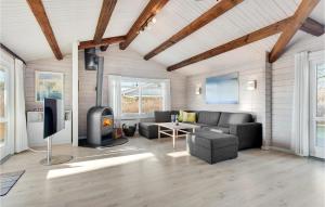 un soggiorno con divano e TV di Amazing Home In Bjert With Kitchen a Binderup Strand