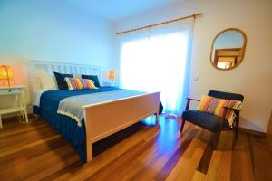 - une chambre avec un lit, un bureau et une chaise dans l'établissement Casa da praia - by Smarthomes, à São Martinho do Porto