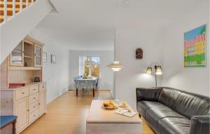 ein Wohnzimmer mit einem Ledersofa und einem Tisch in der Unterkunft Stunning Home In Rudkøbing With Kitchen in Rudkøbing