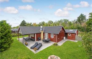 un granero rojo con un patio en Stunning Home In Grlev With 2 Bedrooms And Wifi, en Gørlev
