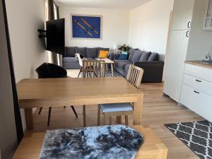 Apartmán Kubínska 33 في دولني كوبين: غرفة معيشة مع طاولة وأريكة