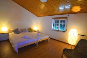 ein Schlafzimmer mit einem Bett mit zwei Handtüchern darauf in der Unterkunft Carmonas 32 Hill in São Martinho do Porto