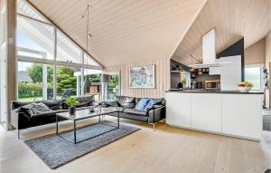 een woonkamer met een bank en een tafel bij Gorgeous Home In Vggerlse With Sauna in Bøtø By