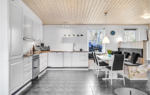 Kuchyň nebo kuchyňský kout v ubytování Lovely Home In Rnde With Wifi