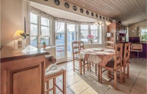 cocina y comedor con mesa y sillas en Beautiful Home In Store Fuglede With Kitchen, en Store Fuglede