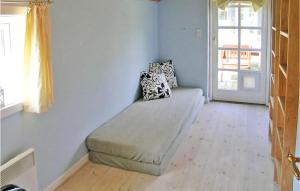 En eller flere senge i et værelse på Amazing Home In Lundby With Wifi