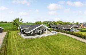 ノーポにあるStunning Home In Nordborg With 3 Bedrooms, Sauna And Wifiの広い庭のある家の空中風景