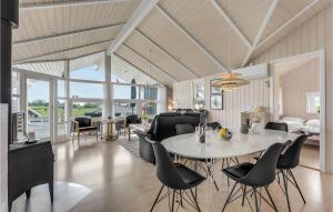 comedor y sala de estar con mesa y sillas en Amazing Home In Nordborg With Sauna, en Nordborg