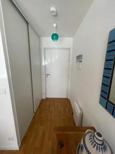 an empty room with a hallway with a door at Appartement à Belz proche de la mer in Belz