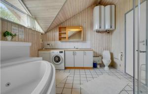 Kylpyhuone majoituspaikassa Gorgeous Home In Fan With Sauna