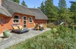 ブラーバンドにあるStunning Home In Blvand With 3 Bedrooms, Sauna And Wifiの茅葺き屋根の小さなレンガ造りの家