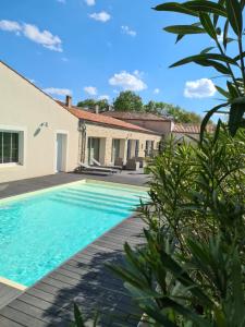 een villa met een zwembad en een huis bij La Fompatoise in Vérines