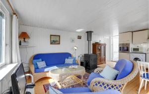 KramnitseにあるBeautiful Home In Rdby With Kitchenのリビングルーム(青いソファ、椅子付)