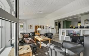 ein Wohnzimmer mit einem Sofa und einem Tisch in der Unterkunft Gorgeous Home In Spttrup With House Sea View in Lihme