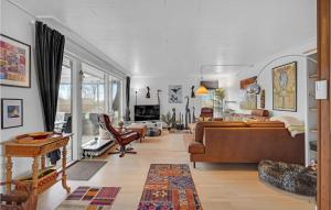 een woonkamer met een bank en een tafel bij 3 Bedroom Nice Home In Tranekr in Tranekær