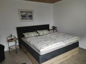 Giường trong phòng chung tại Ferienwohnung im Werratal