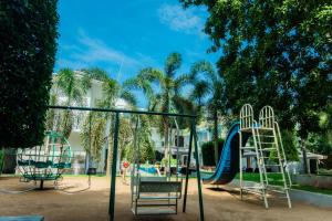 une aire de jeux avec un toboggan dans un parc dans l'établissement Royal Reach Udawalawe, à Uda Walawe