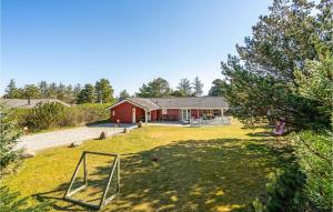 una casa con un patio con un gol en Gorgeous Home In Blvand With Sauna, en Blåvand
