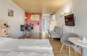 Stunning Apartment In Allinge With Wifi في إلينغه: غرفة معيشة مع سرير ومطبخ