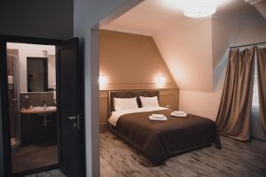 ein Hotelzimmer mit einem Bett und einem Bad in der Unterkunft Lake Park in Nowomoskowsk