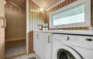 een wasmachine in een badkamer met een raam bij Gorgeous Home In Gedser With Sauna in Gedser