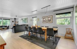 comedor y sala de estar con mesa y sillas en Lovely Home In Blvand With Indoor Swimming Pool, en Blåvand