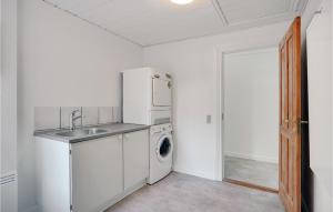 Kuchyň nebo kuchyňský kout v ubytování Holiday Home Søndertoften Blåvand I