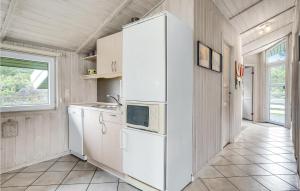 een keuken met een witte koelkast en een spoelbak bij Holiday Home Ringvejen Rømø Denm in Bolilmark