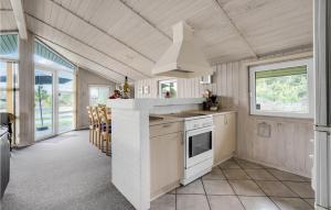 een keuken met een fornuis en een aanrechtblad bij Holiday Home Ringvejen Rømø Denm in Bolilmark +18 foto's