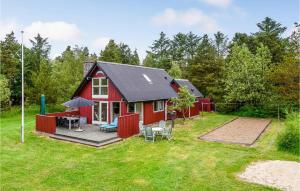 Oksbølにある3 Bedroom Cozy Home In Oksblの庭にデッキ付き赤い家