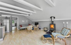 sala de estar con chimenea, sillas y sofá en Amazing Home In Hemmet With Kitchen, en Falen