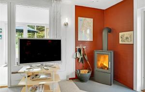 Oksbølにある3 Bedroom Cozy Home In Oksblのリビングルーム(テレビ、暖炉付)
