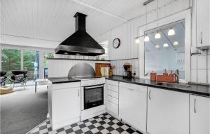 Kuchyň nebo kuchyňský kout v ubytování Beautiful Home In Nrre Nebel With Indoor Swimming Pool