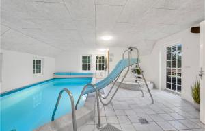 Swimmingpoolen hos eller tæt på Stunning Home In Ringkbing With 6 Bedrooms, Sauna And Wifi
