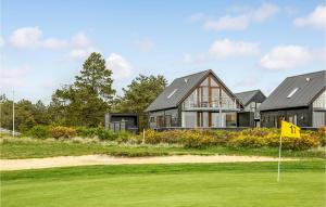 a house on a golf course with a green at Stunning Home In Rm With 3 Bedrooms, Sauna And Wifi in Rømø Kirkeby