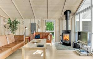 VestergårdにあるBeautiful Home In Toftlund With 4 Bedrooms, Sauna And Internetのリビングルーム(ソファ、暖炉付)
