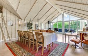 VestergårdにあるBeautiful Home In Toftlund With 4 Bedrooms, Sauna And Internetのダイニングルーム(テーブル、椅子付)